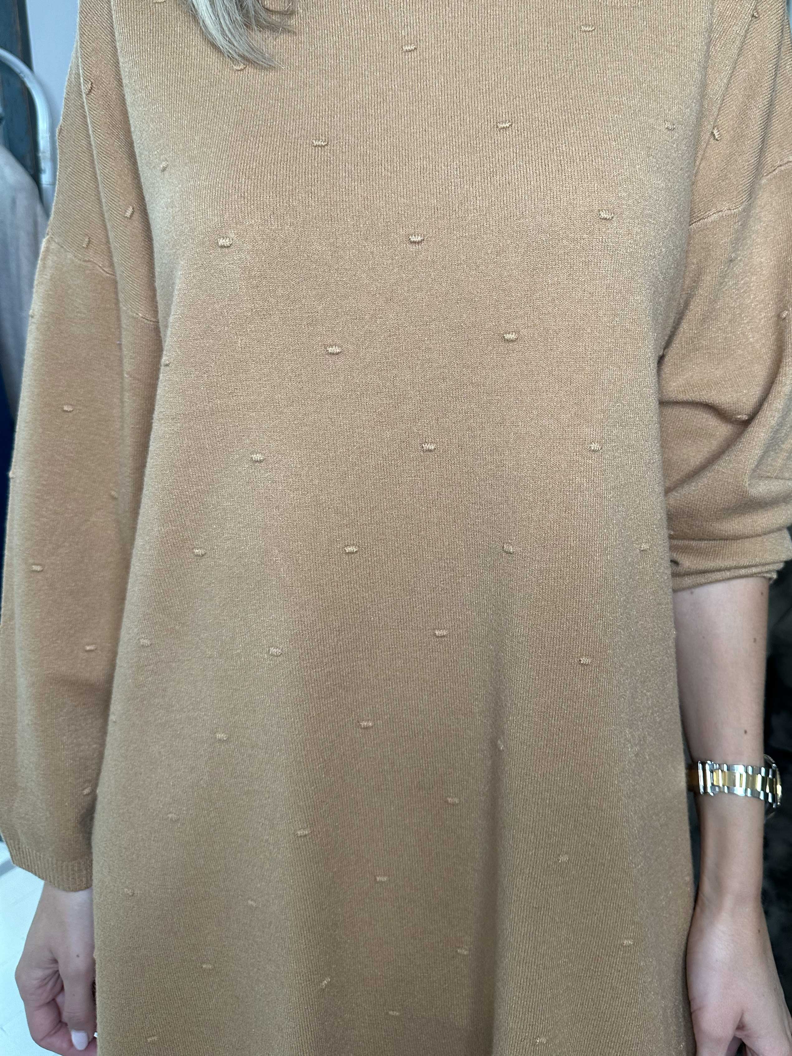 Zina - Strikbluse med prikket detaljer i stoffet